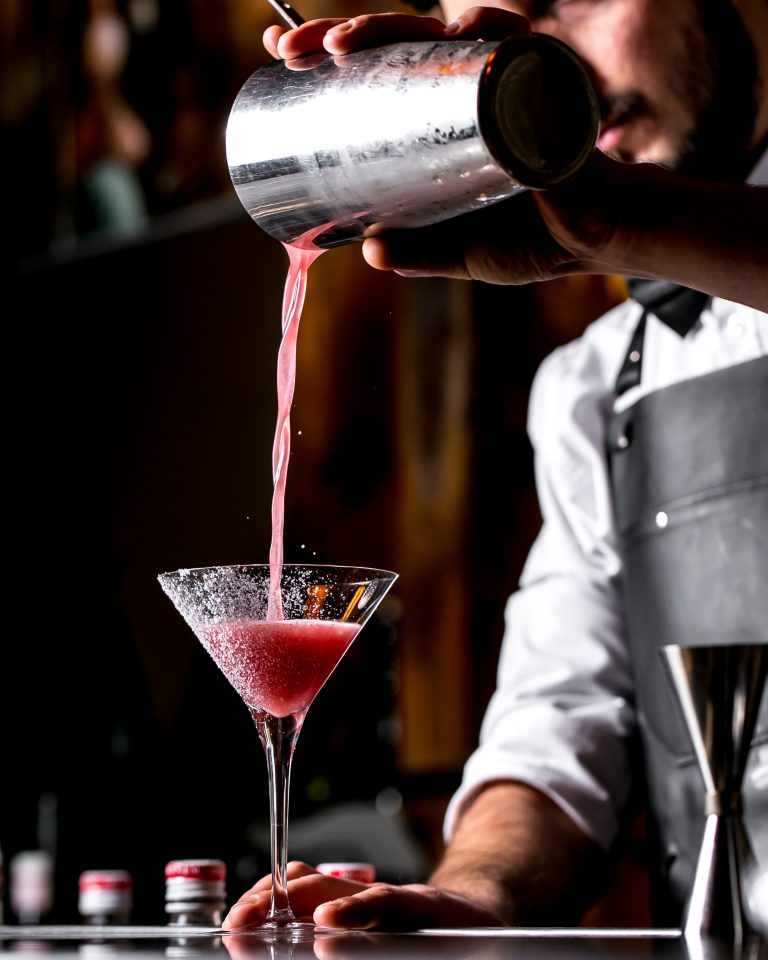 ¿Cómo ayudan los bartenders a mejorar la experiencia del cliente y la rentabilidad de tu restaurante?